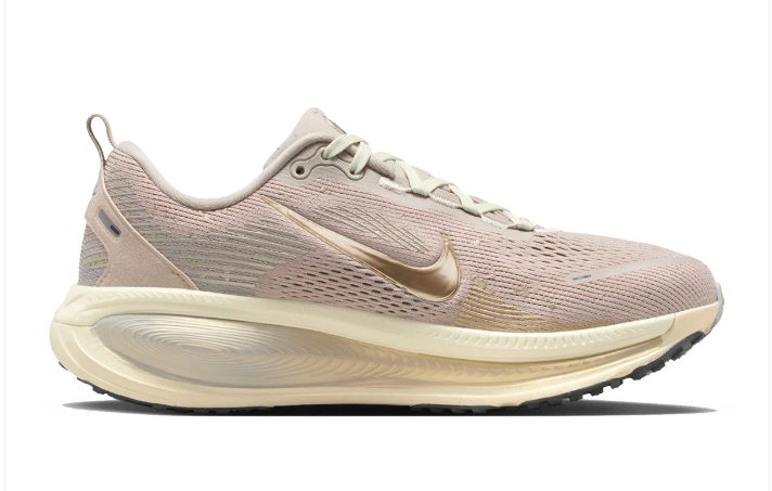 Nike Vomero 18 SE – Taupe & Gold